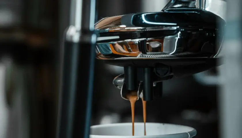 Kawa z ekspresu DeLonghi kapie do filiżanki. Czyżby to był ten dziwny smak kawy z ekspresu DeLonghi, który ostatnio czuć?