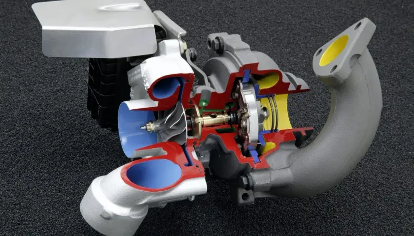 Przekrój turbosprężarki, ukazujący wirnik i turbinę. Mechanizm ten może powodować tzw. turbo lag, czyli opóźnienie reakcji silnika.
