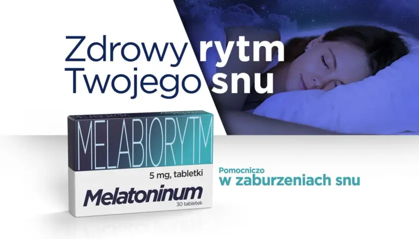 Opakowanie Melatoninum wspiera zdrowy rytm snu. Kobieta śpi spokojnie pod nocnym niebem.