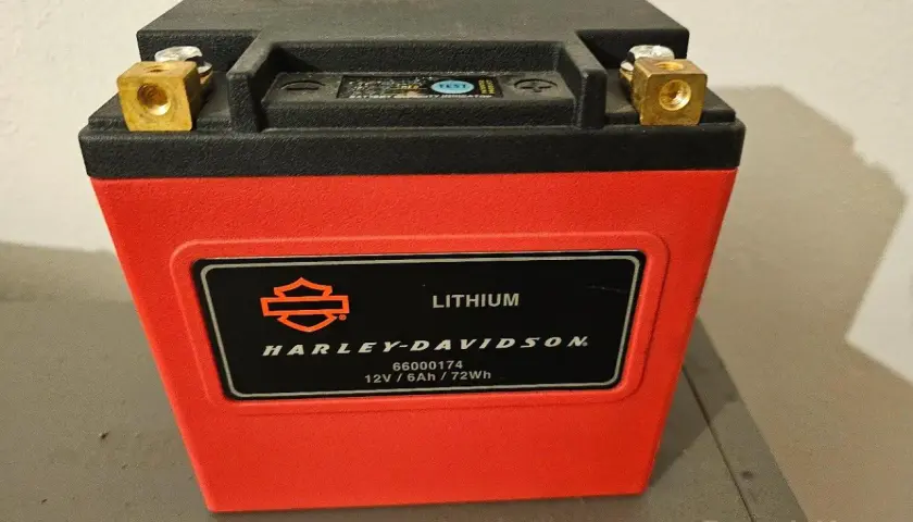 Batteria al litio Harley-Davidson, perfetta per la tua 883. Potenza e affidabilità per ogni viaggio.