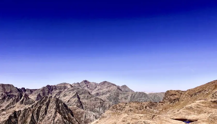 Paisaje montañoso en el parque natural Comapedrosa bajo un cielo azul intenso.