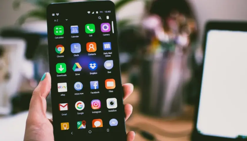 Szukasz schowka w telefonie Samsung? Na ekranie widać ikony aplikacji, w tym "Pliki", które mogą pomóc w organizacji.