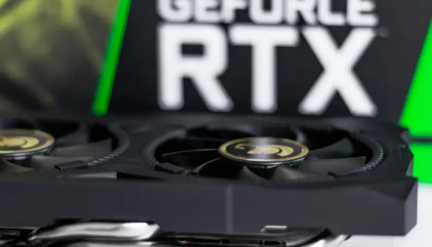 Karta graficzna GeForce RTX, kluczowy element w rankingu kart graficznych w grach, z widocznymi wentylatorami i logo.