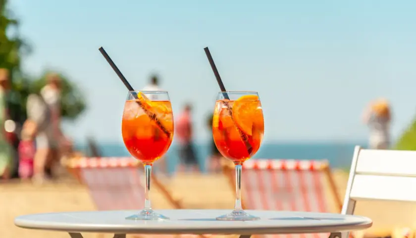 Dwa Aperol Spritz na stole plażowym. Idealny aperol przepis na upalny dzień.