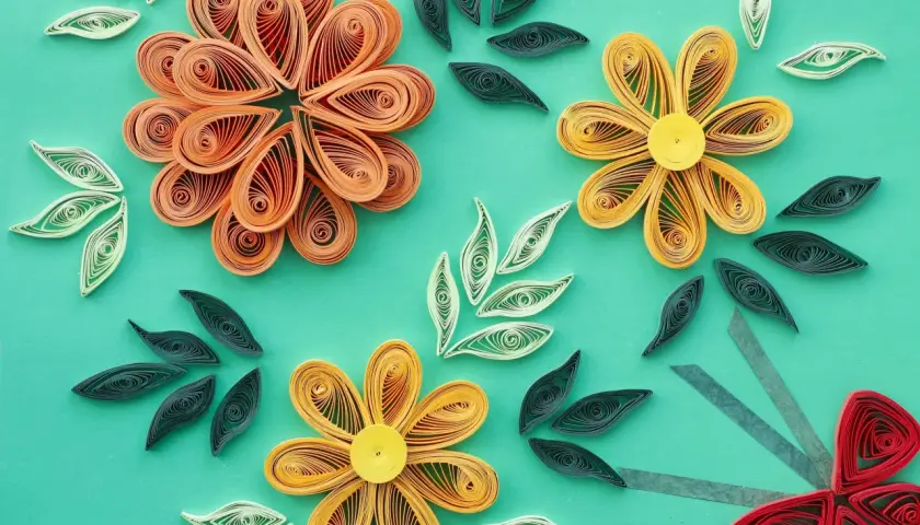 Kwiaty z papieru wykonane techniką quilling krok po kroku. Delikatne ozdoby z papierowych pasków tworzą barwne kompozycje.