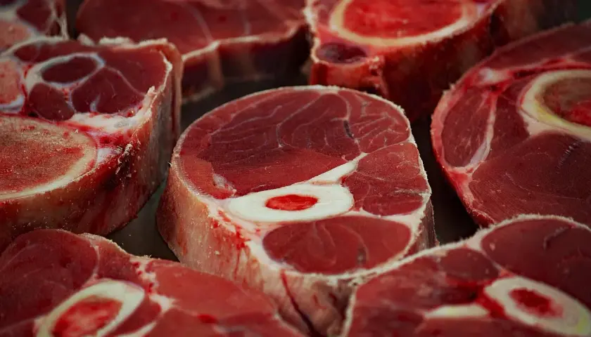 Frische Rinderbeinscheiben, bereit für die Zubereitung. Hoffentlich riecht das Rindfleisch komisch, wenn es nicht mehr frisch ist.