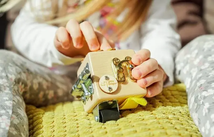 Zabawki sensoryczne Montessori – jak wspierają rozwój Twojego dziecka?
