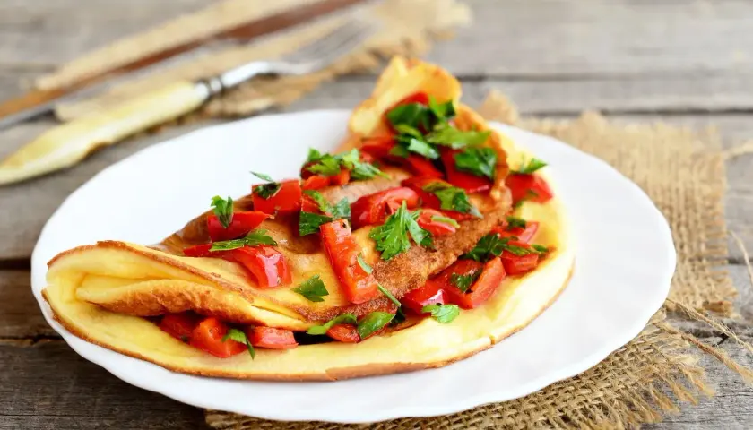 Omlet z papryką i natką pietruszki, idealny do diety niskowęglowodanowej. Przepisy na zdrowe śniadania.