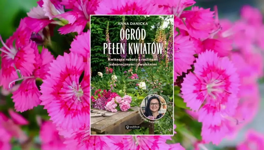 Różowe kwiaty otaczają okładkę książki "Ogród pełen kwiatów". Anna Danicka zaprasza do swojego kwitnącego ogrodu.