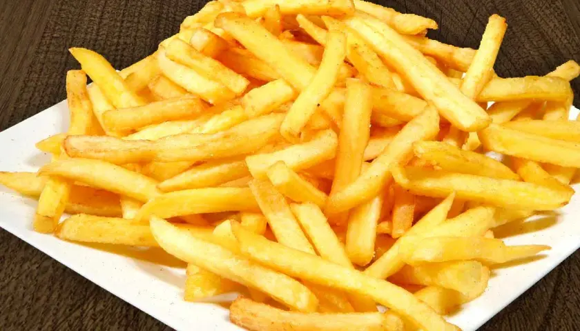 Jak są frytki po angielsku? Odkryj różnice między chipsami a fries