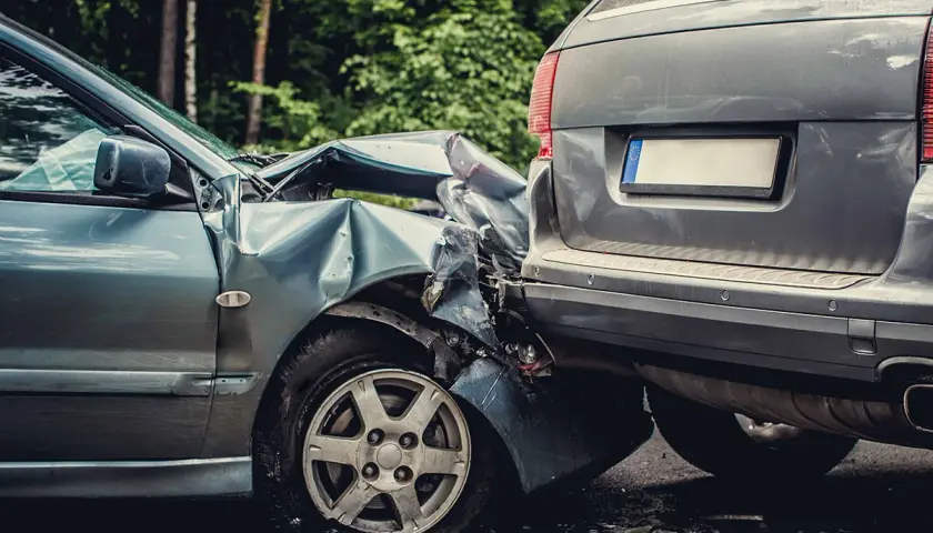 Zmiażdżone samochody po wypadku. Zastanawiasz się, co grozi za wypadek śmiertelny?