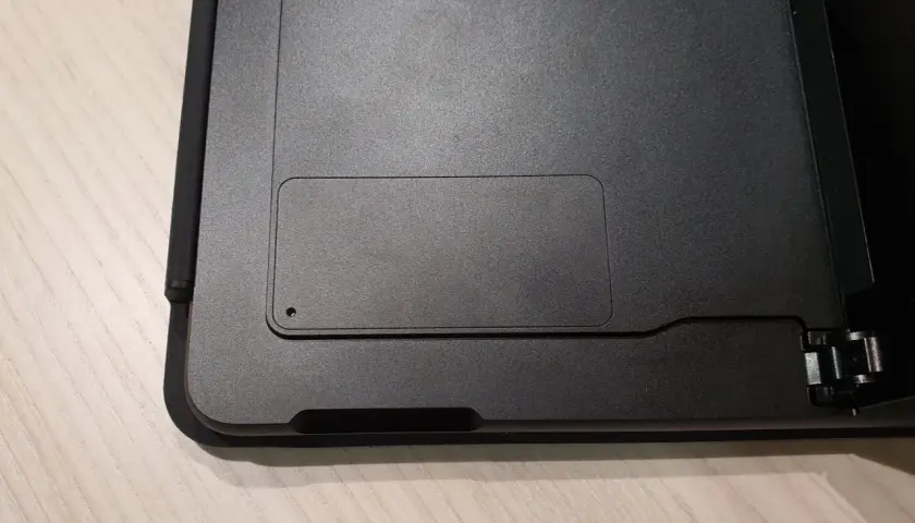 Nahaufnahme des Surface-Geräts, bereit für den surface festplatte tauschen. Die Klappe ist sichtbar.