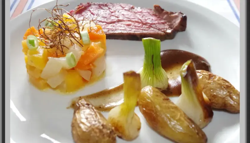 Tranche de rosbeef froid, accompagnée d'une timbale de légumes croquants, de pommes de terre rôties et de petits oignons grelots.