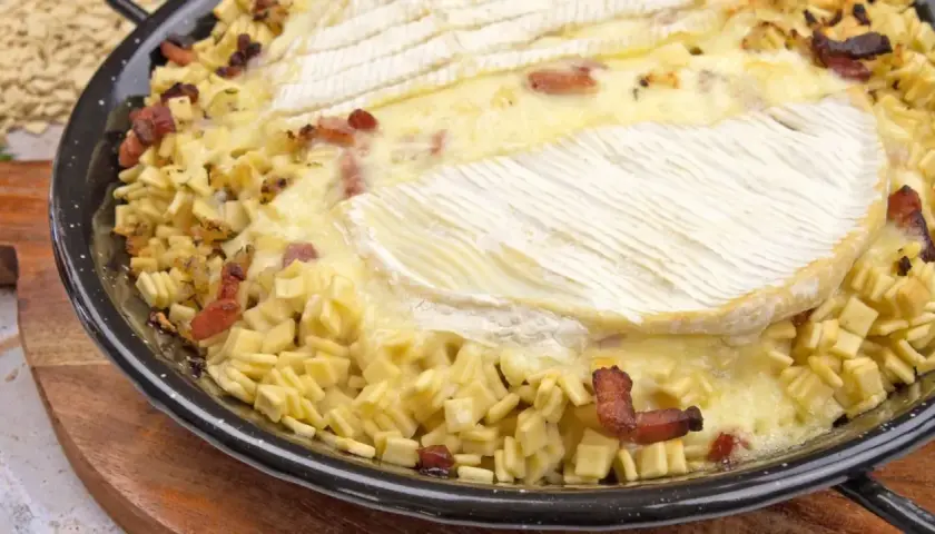 Croziflette gratinée au fromage fondant, lardons croustillants et pâtes savoyardes. Le temps cuisson est presque terminé pour ce délice !