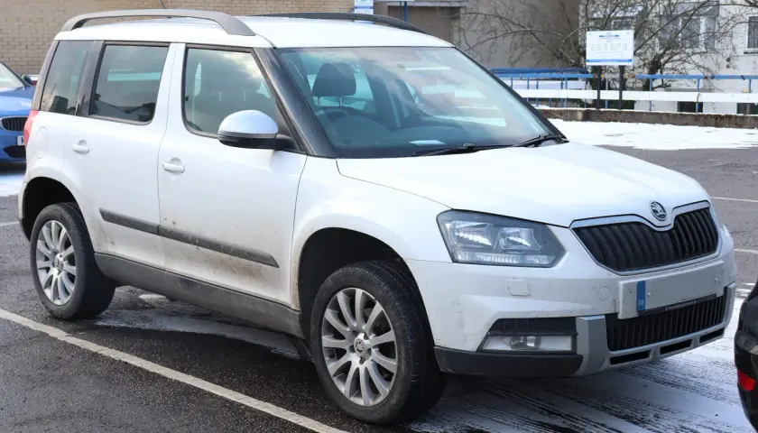 Biały Skoda Yeti zaparkowany na zewnątrz, widok z przodu i z boku.