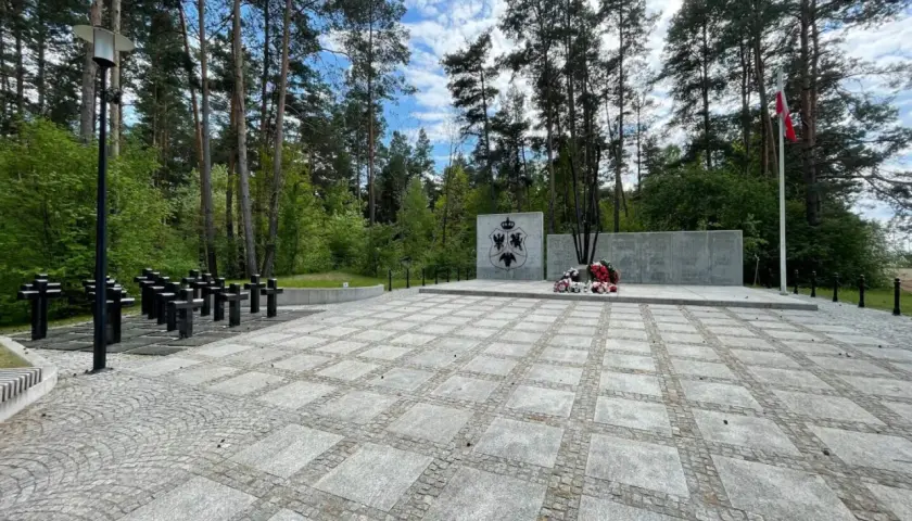 Pomnik w lesie, upamiętniający ofiary. W Choroszczy znajduje się to miejsce pamięci z krzyżami i betonową ścianą.