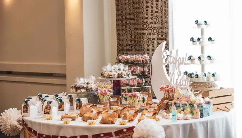 Mesa dulce con variedad de dulces, cupcakes y detalles personalizados. ¡Ideas para candy bar que encantarán a tus invitados!