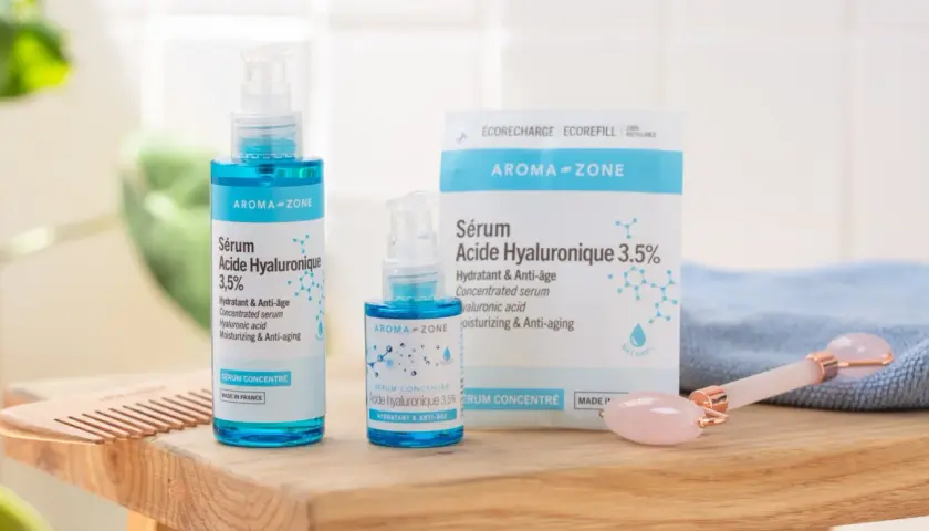 Sérums Aroma-Zone à l'acide hyaluronique pour une peau hydratée et anti-âge. Un rouleau de jade rose complète ce rituel de soin.