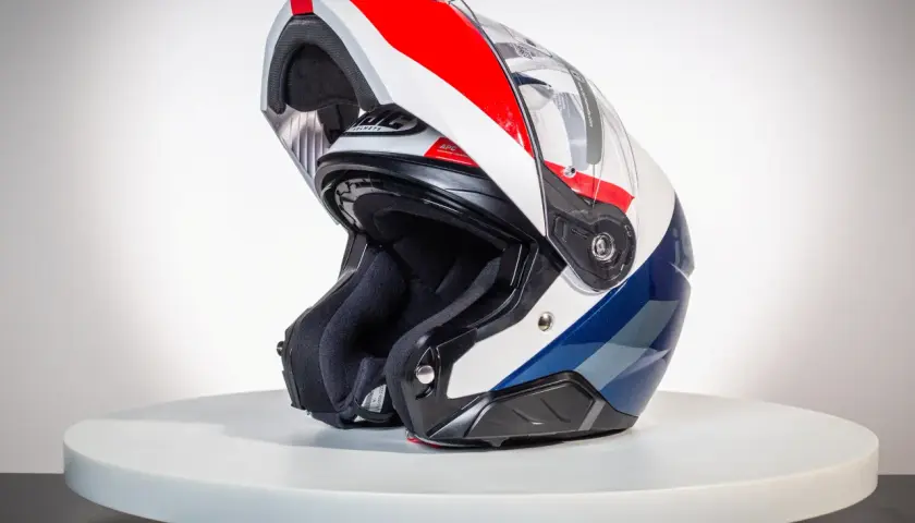 Kask motocyklowy: Jak wybrać bezpieczny i idealnie dopasowany?