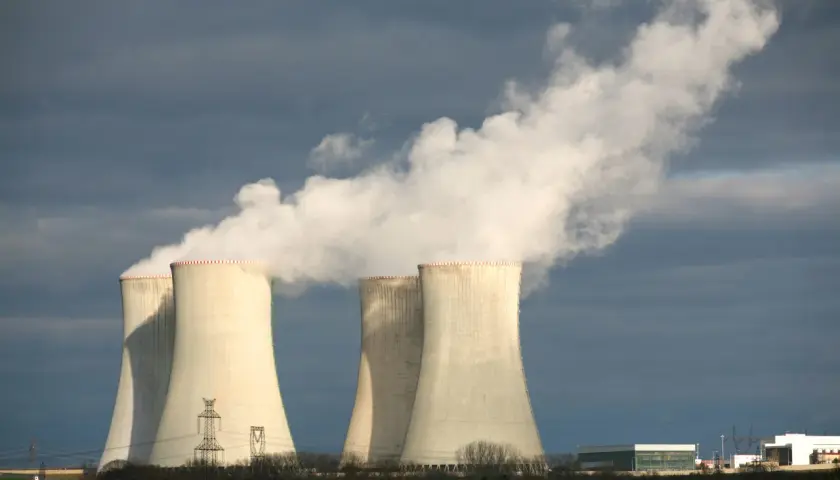 Francja: 18 elektrowni atomowych. Jak atom napędza ten kraj?