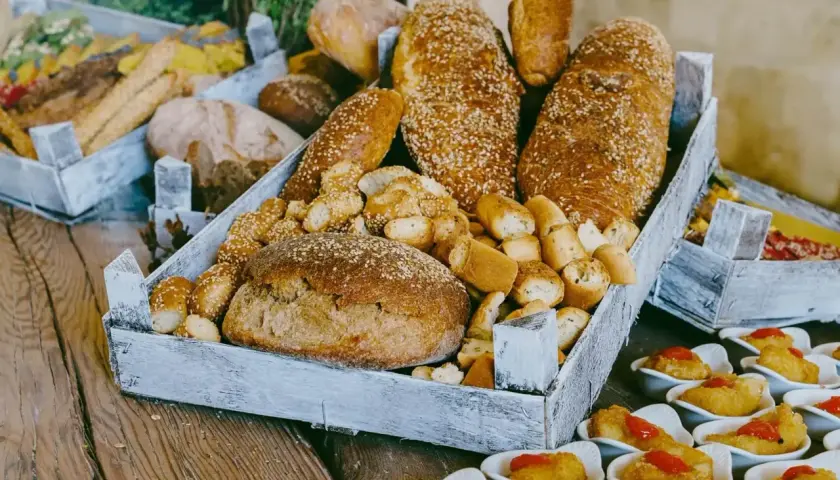 Plateau de pains variés, idéal pour un traiteur prix moyen par personne. Des pains ronds, des baguettes et des petits pains croustillants.