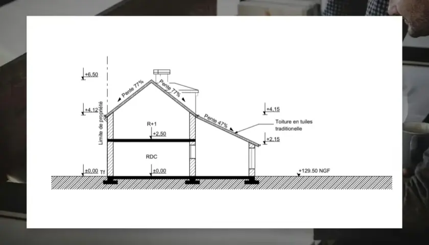 Coupe technique d'une maison, détaillant les pentes de toit et les niveaux, utile pour un permis d'aménager et permis de construire.