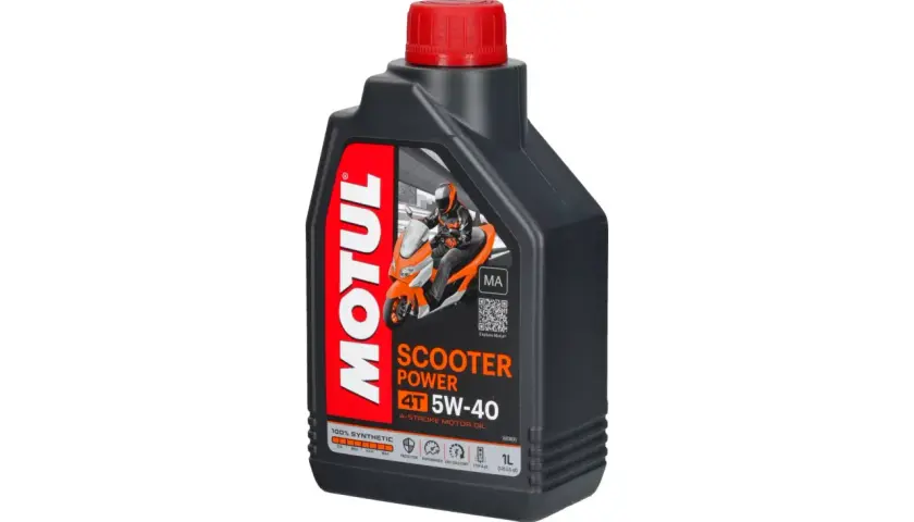Czarna butelka oleju Motul Scooter Power 5W-40 z czerwonym korkiem. Idealny do skutera, zapewnia ochronę i wydajność.
