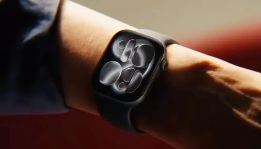 Czy Apple Watch mierzy ciśnienie? Na nadgarstku widać nowoczesny zegarek z ciemną tarczą, który może monitorować Twoje zdrowie.