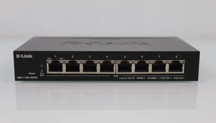 Switch D-Link de 8 puertos con PoE, ideal para conectar dispositivos de red y alimentar cámaras IP o teléfonos.