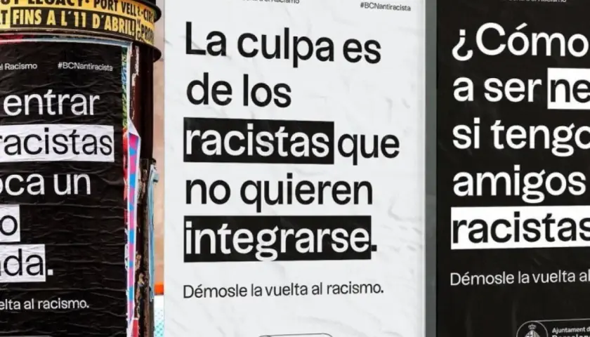 Carteles con frases contra el racismo: "La culpa es de los racistas que no quieren integrarse" y "¿Cómo ser ne si tengo amigos racistas?".