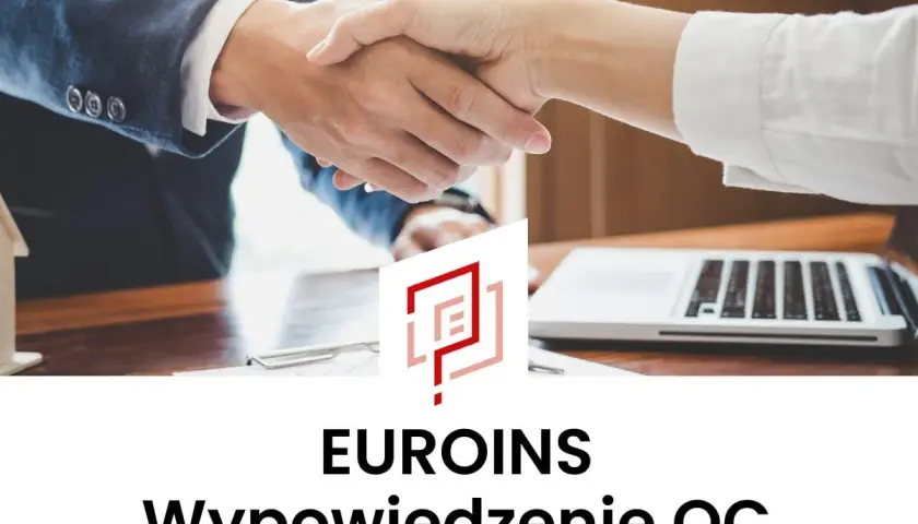 Uścisk dłoni symbolizujący zakończenie formalności. Na stole laptop i dokumenty. EUROINS wypowiedzenie OC.
