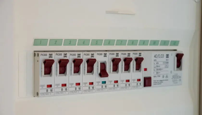 Jak zabudować skrzynkę elektryczną, aby była estetyczna i bezpieczna
