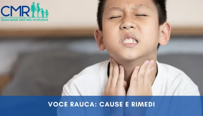 Bambino con abbassamento di voce e catarro, che si tiene la gola. Logo CMR "Specialisti dell'età evolutiva".