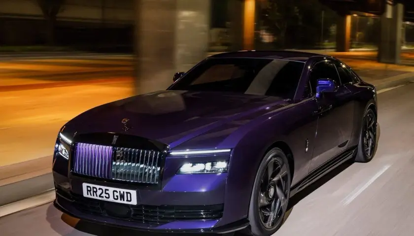 Fioletowy Rolls-Royce Ghost na nocnej drodze. Zastanawiasz się nad rolls royce cena?