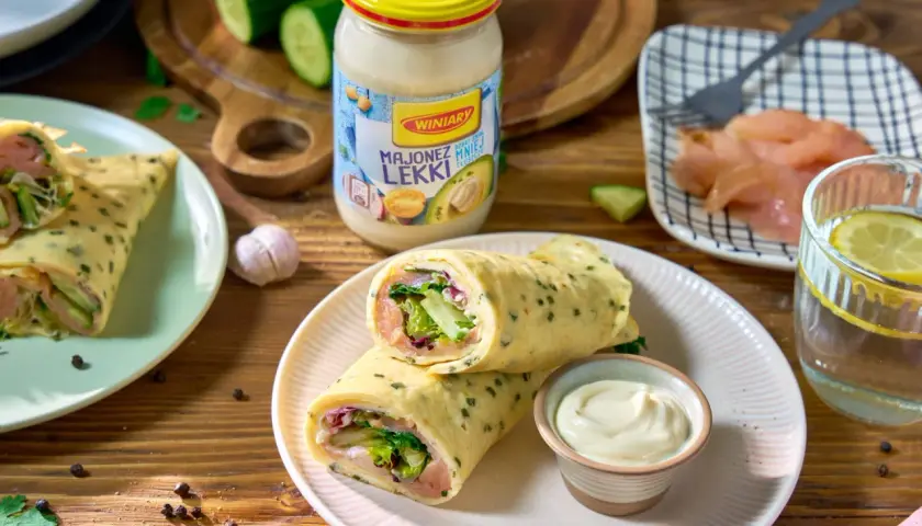 Roladki z omletu z łososiem, awokado i warzywami, podane z majonezem. Pyszna tortilla z serka wiejskiego na śniadanie.