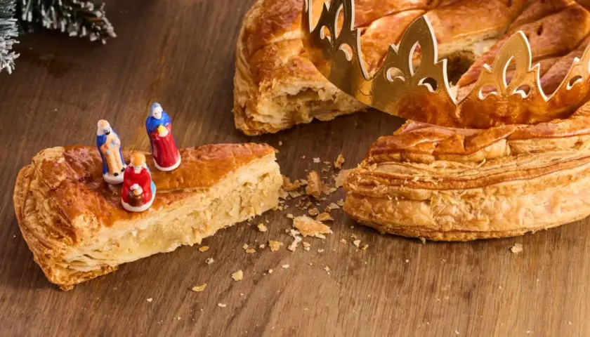 Złota korona i figurki Trzech Króli na pyszne ciasto trzech króli.