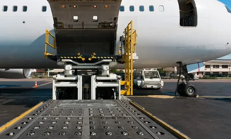 Jak spedytor lotniczy co robi wpływa na transport towarów?