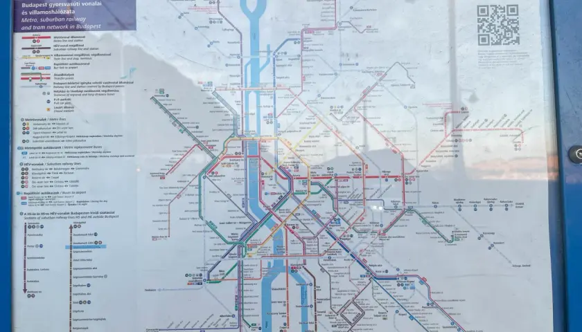 Mapa komunikacji miejskiej w Budapeszcie: metro, kolej podmiejska i tramwaje.