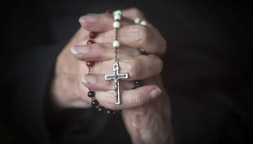 Różaniec na ręce: prawa czy lewa? Co mówi Kościół i symbolika?
