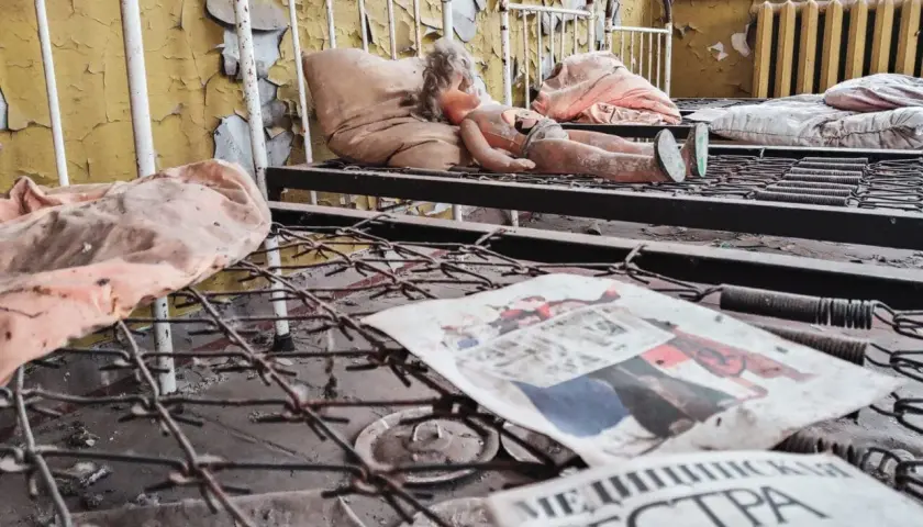 Opuszczone łóżka w Czarnobylu, z lalką i gazetą "Медсестра", przypominają o ofiarach tragedii.