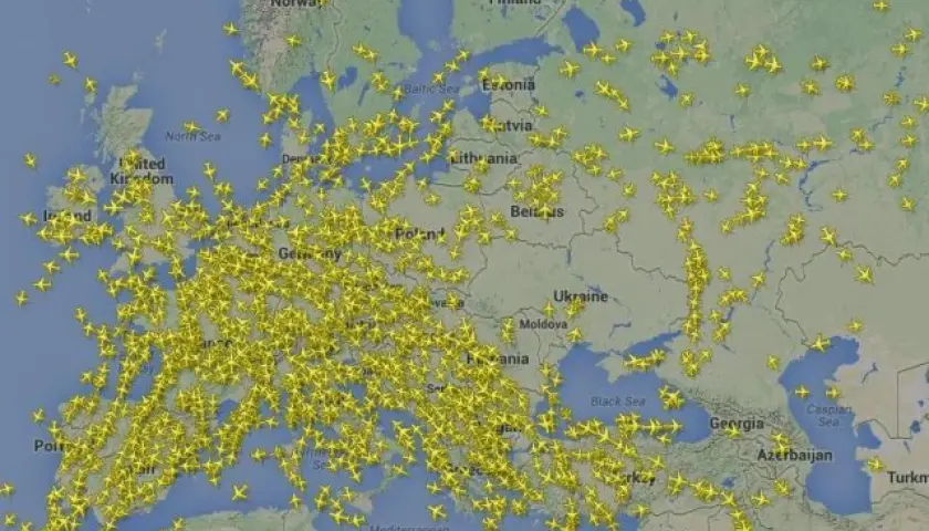 Mapa Europy z zaznaczonymi żółtymi samolotami, symbolizującymi ruch lotniczy.