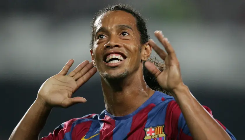 Uśmiechnięty Ronaldinho w koszulce Barcelony, z rękami przy uszach, jakby słuchał dopingu. Tak, Ronaldinho żyje i wciąż zachwyca!