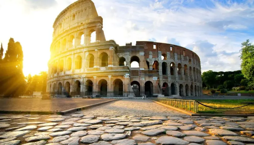 Le Colisée au lever du soleil, une merveille architecturale. La durée de visite du Colisée dépend de votre intérêt pour l'histoire.