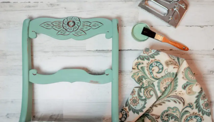 Renowacja kanapy DIY: Czy to się opłaca? Poradnik krok po kroku