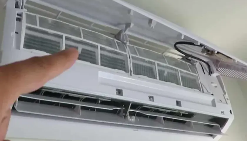 Dedo señala filtros sucios de aire acondicionado. Soluciones desague aire acondicionado para evitar problemas.