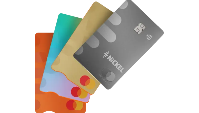 Plusieurs cartes bancaires colorées et une carte grise Nickel, symbolisant la mobilité bancaire et les paiements sans contact.