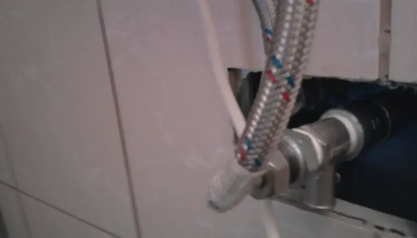 Zawór bezpieczeństwa bojler na zimnej czy ciepłej wodzie, podłączony do instalacji.