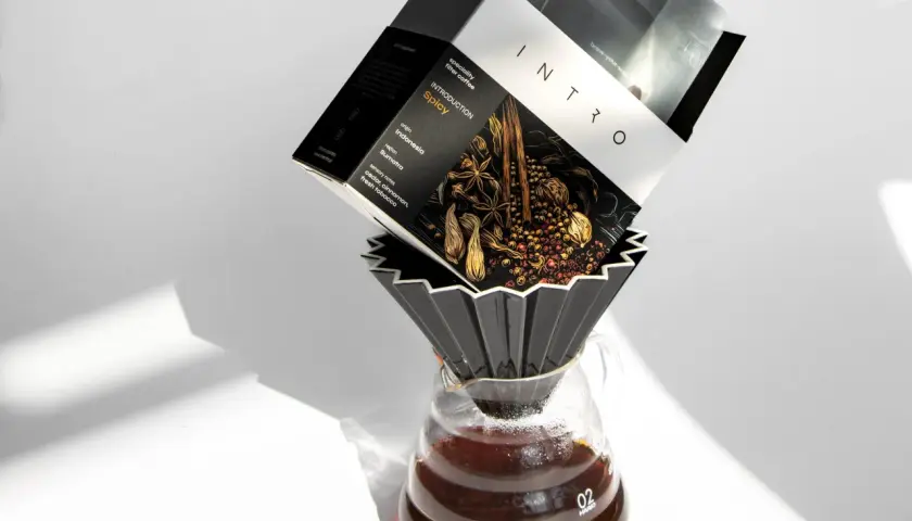 Kawa Intro Spicy z Indonezji, idealna do parzenia w temperaturze 92-96°C, z nutami cedru i cynamonu.