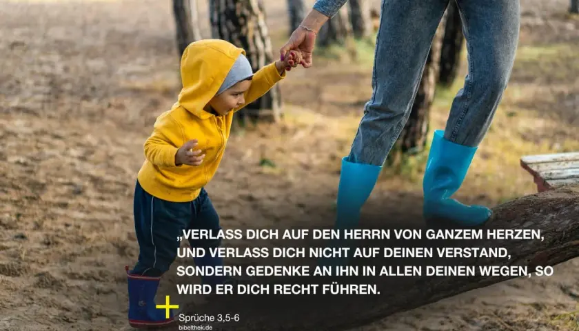 Ein Kind in gelber Kapuzenjacke und ein Erwachsener mit blauen Gummistiefeln gehen Hand in Hand. Ein Vers aus Sprüche 3,5-6, der an Psalm 147 erinnert, leitet sie.