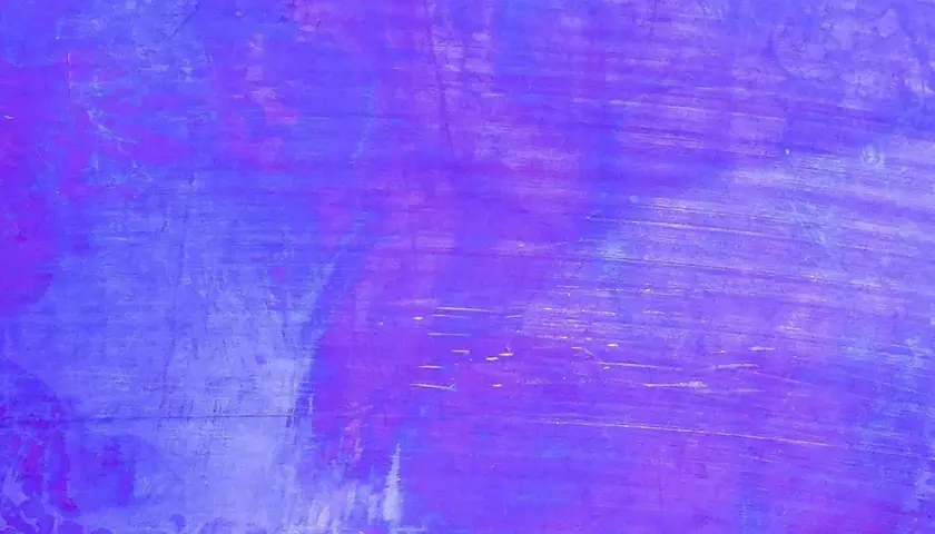 Abstrakte Textur mit sanften Übergängen, die an lila mischen erinnern. Helle und dunkle Violetttöne verschmelzen zu einem ruhigen Hintergrund.